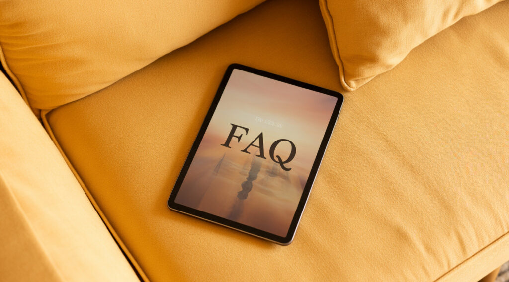 Tablet auf Sofastoff zeigt moderne FAQ-Illustration mit Fragezeichen und Sprechblasen von oben fotografiert