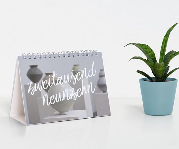 Kostenloses Mockup eines Tischkalenders mit Spiralbindung