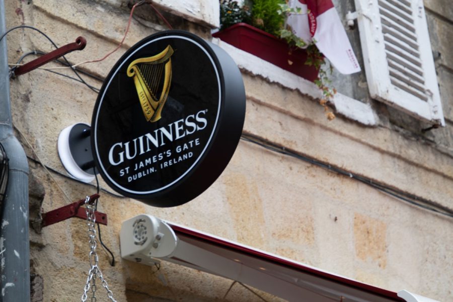 Responsive Guiness Logo auf Schild