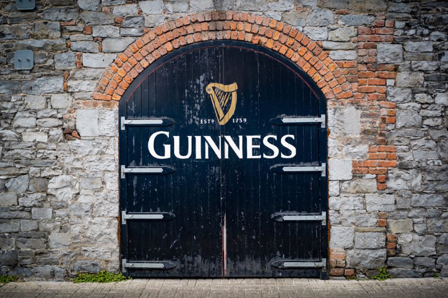 Responsive Guiness Logo auf Tor